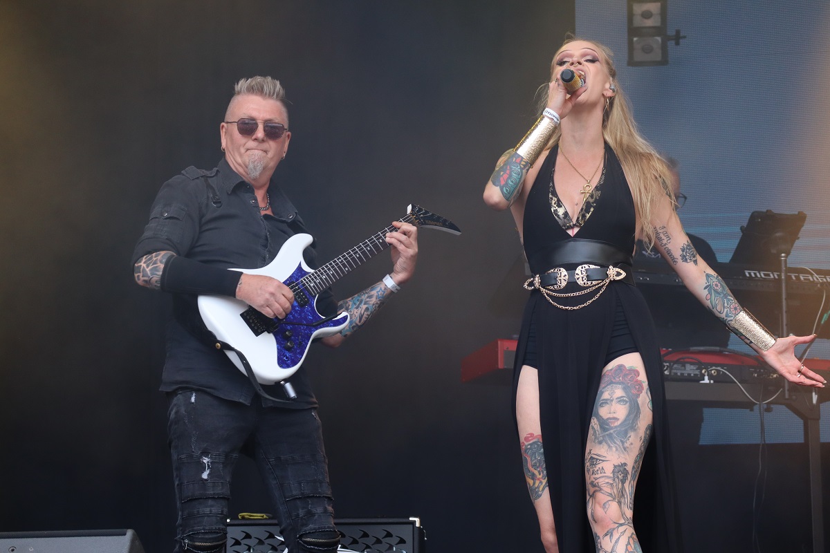 Circle Unbroken vocalist and guitarist performing live