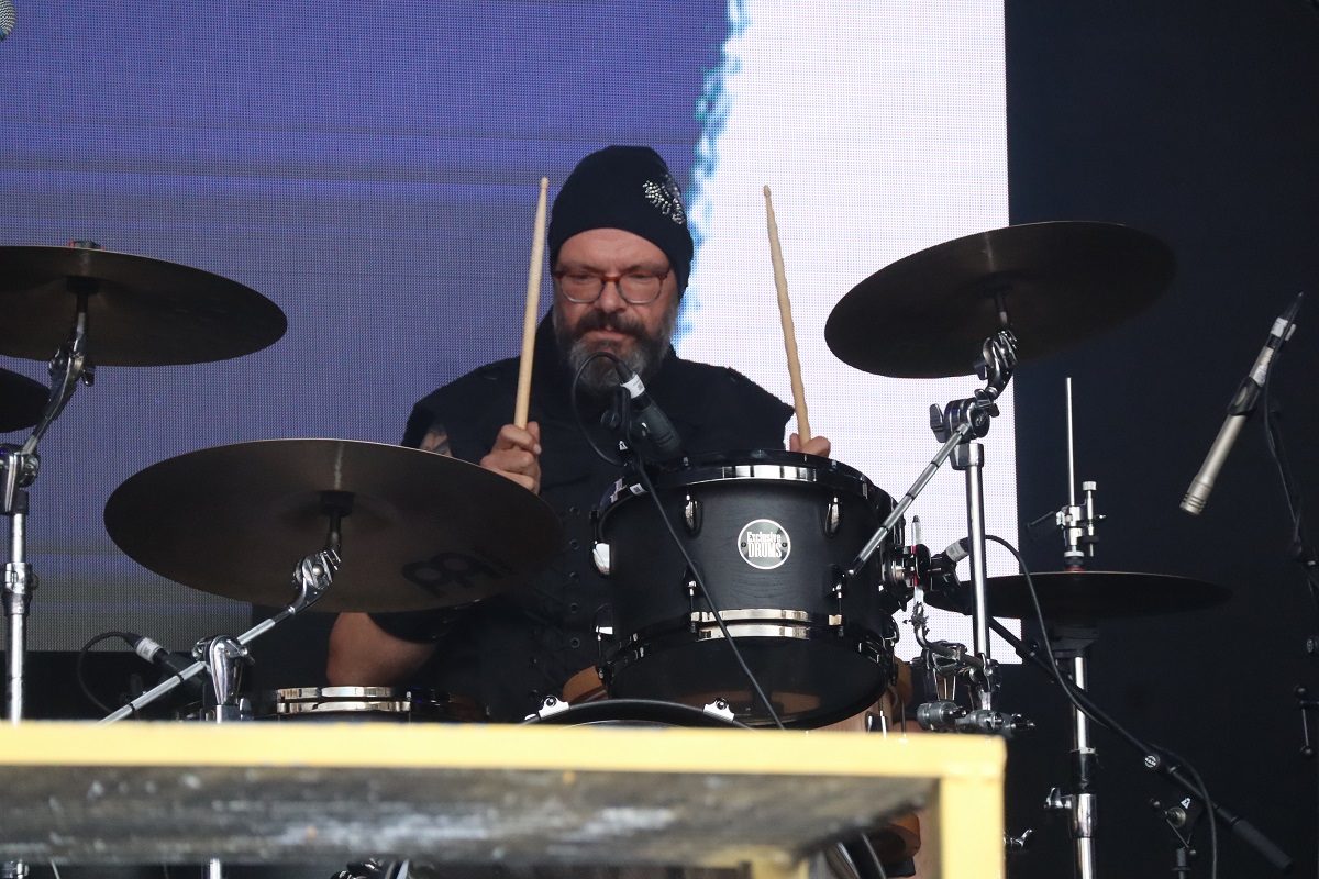 Kris Loris performing live