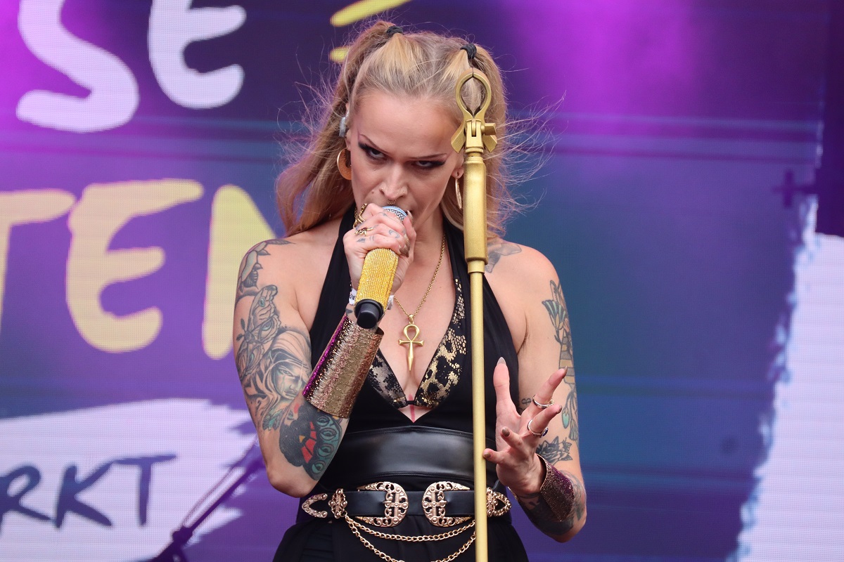Marieke Bresseleers performing live